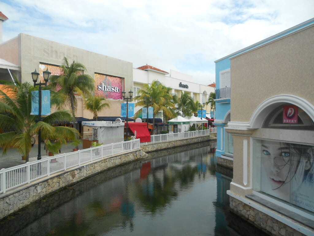 LA ISLA shopping center in Cancun lago artificial